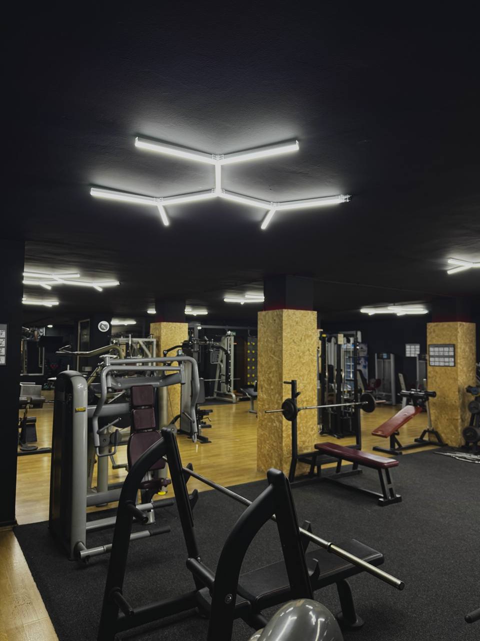Zona e stërvitjes funksionale CrossFit me shtanga dhe stola në Durrës