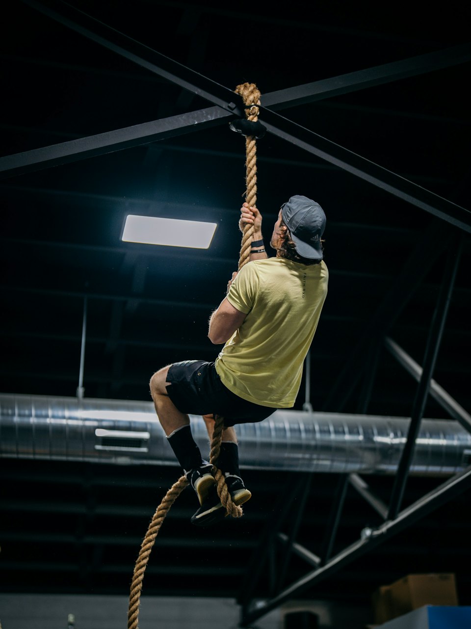 Ngjitje në litar gjatë një stërvitjeje CrossFit – CrossFit në Durrës