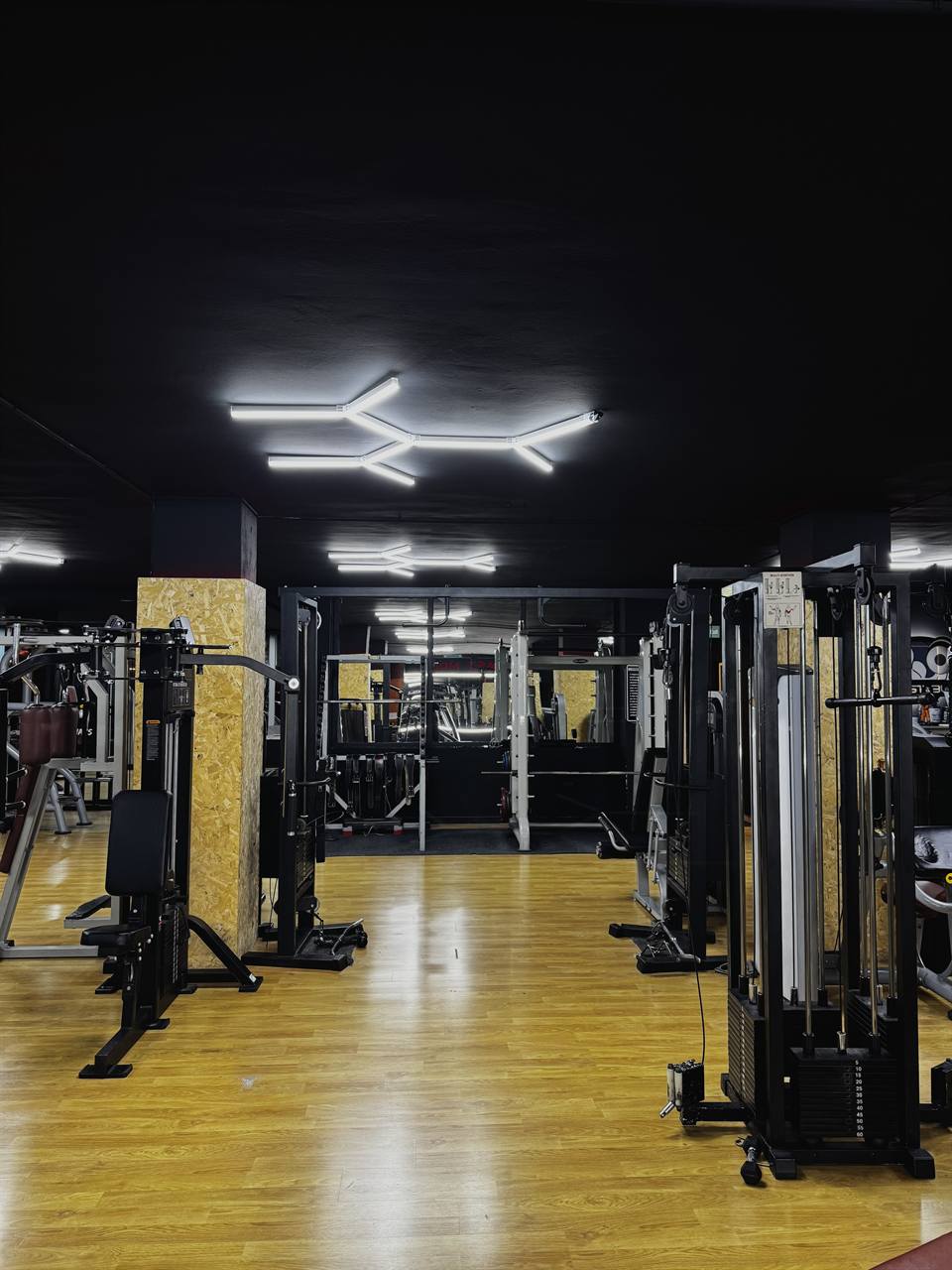 Salla e fitnesit me makineri moderne në Blast & Burn Gym Durrës