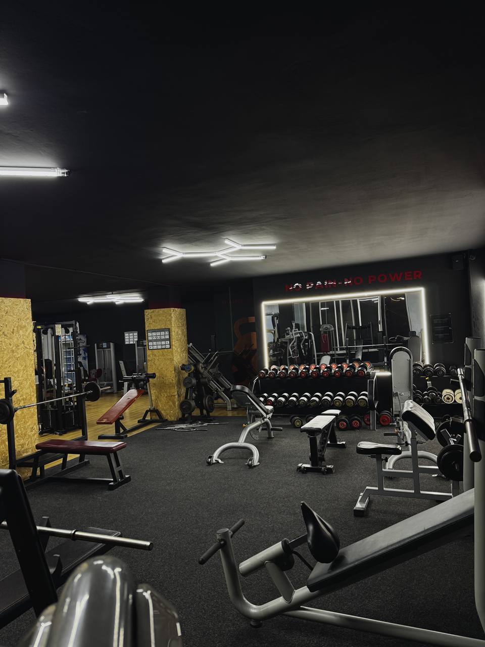 Zona për stërvitje HIIT me pesha dhe stola në palestrën Blast & Burn Durrës