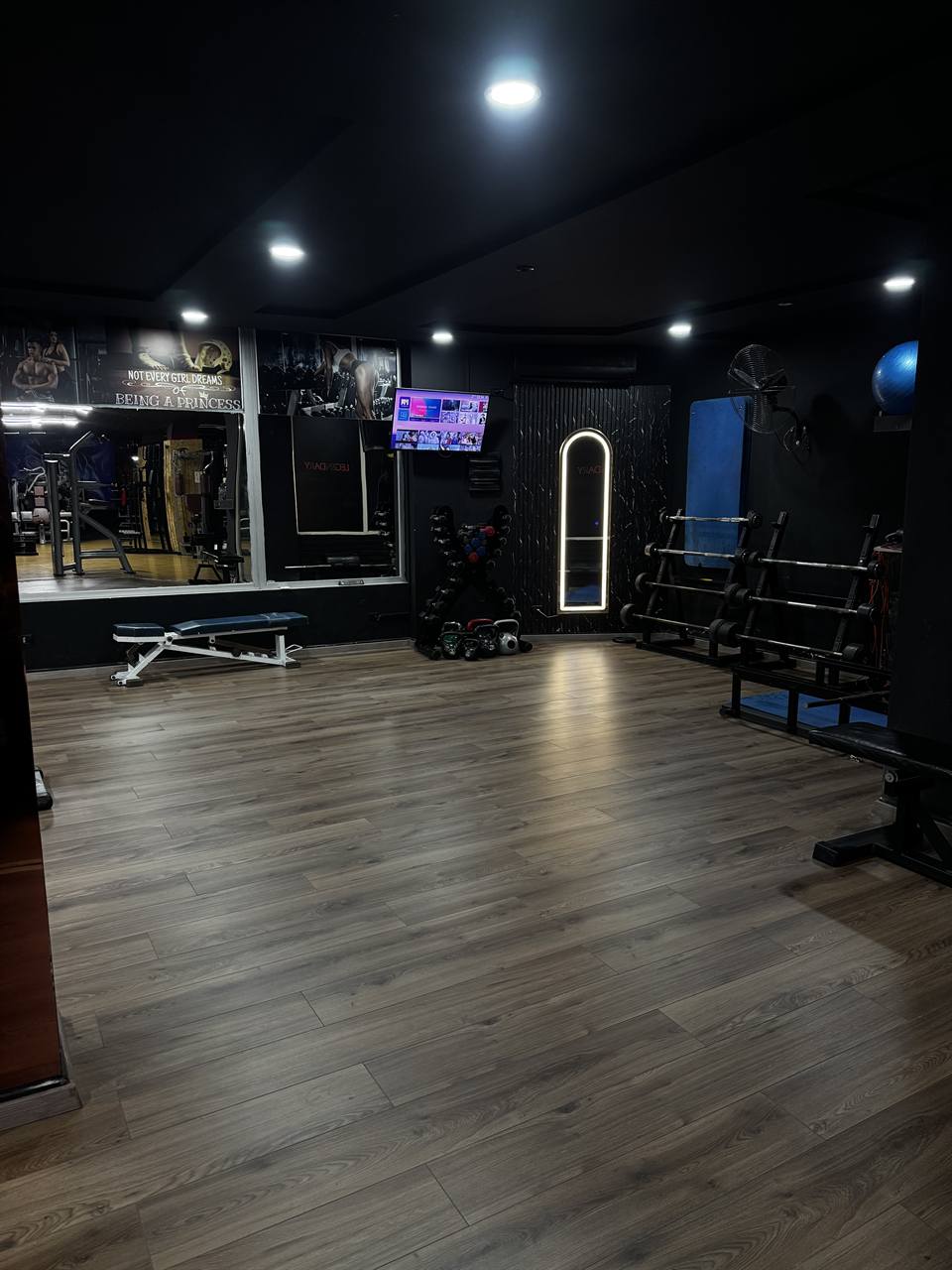 Hapësirë për klasat ABS dhe core në Blast & Burn Gym Durrës